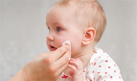 baby spuckt plötzlich viel|wann ist das baby spuckt.